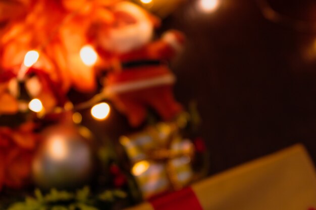 Natale sfondo sfocato con regali, ornamenti e luci. Spazio per il testo.