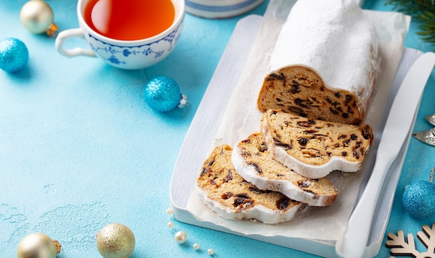 Natale stollen Dessert festivo tedesco tradizionale Sfondo di marmo Primo piano