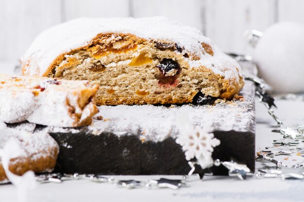 Natale stollen su sfondo festivo.