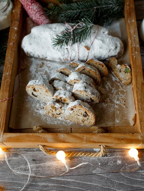 Natale stollen su una vista dall'alto del vassoio di legno