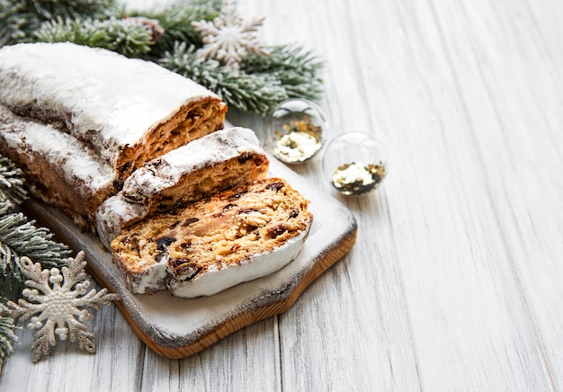 Natale stollen sul tavolo di legno