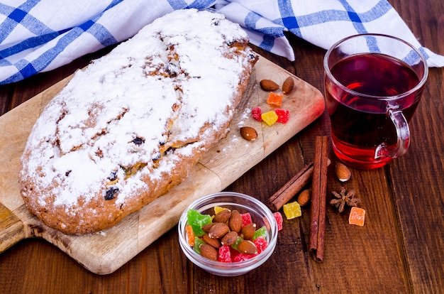 Natale tradizionale stollen con noci e canditi.