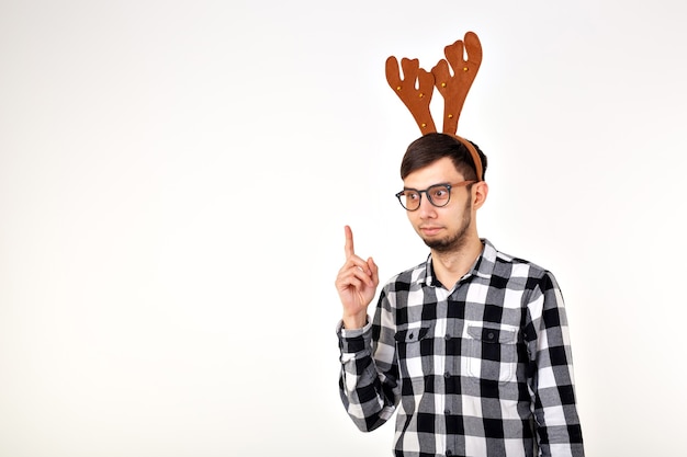 Natale, vacanze e concetto divertente - uomo con corna di cervo e rudolf nous