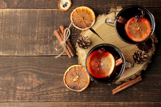 Natale Vin brulè caldo con cannella e arancia