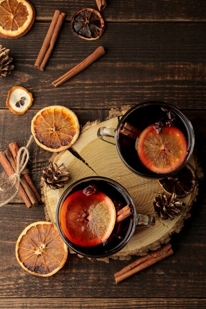 Natale Vin brulè caldo con cannella e arancia