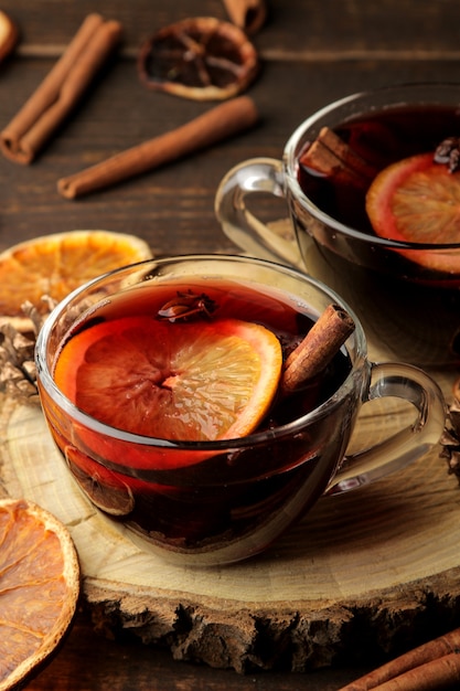 Natale Vin brulè caldo con cannella e arancia