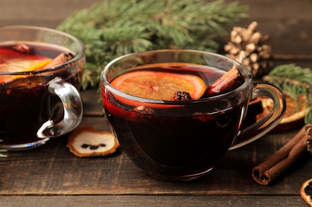 Natale Vin brulè caldo con cannella e arancia