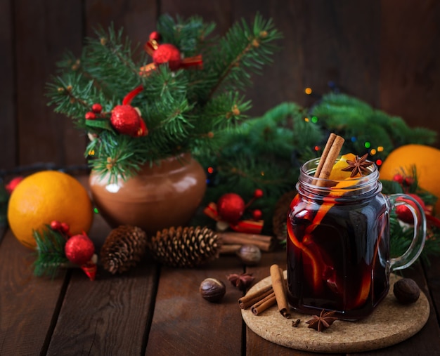 Natale vin brulè e spezie. Sfondo di natale.