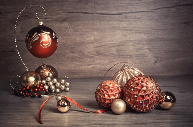 Natale vintage con candele e palline di Natale