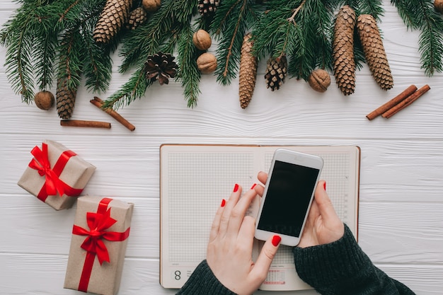 Natale, wooman tenendo il telefono