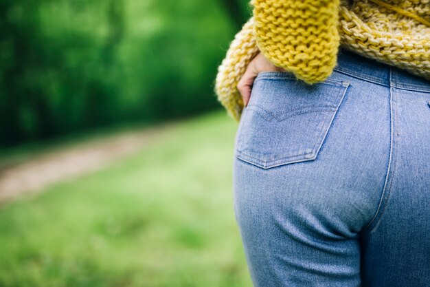 Natiche della donna in blue jeans