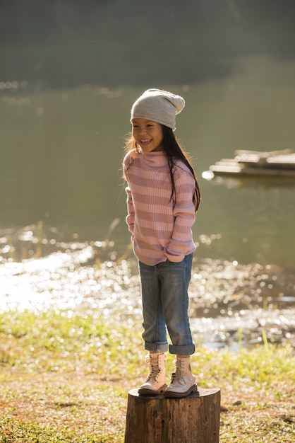 natura bambina, si diverte felice con allegra faccia sorridente.