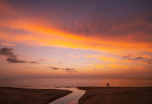 Natura cielo tramonto o alba sul mare Bellissimo scenario annuvolato Incredibile luce della natura Sfondo del paesaggio.