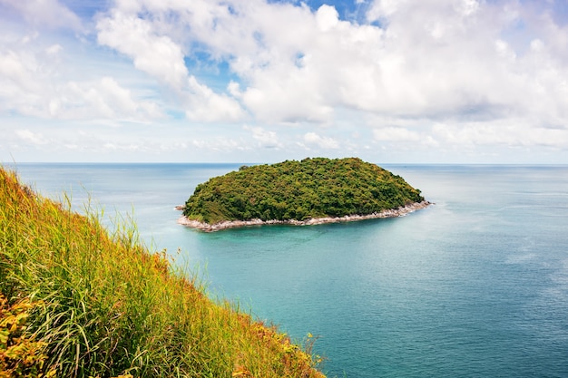 Natura del paesaggio marino, mare blu e montagna con il cielo