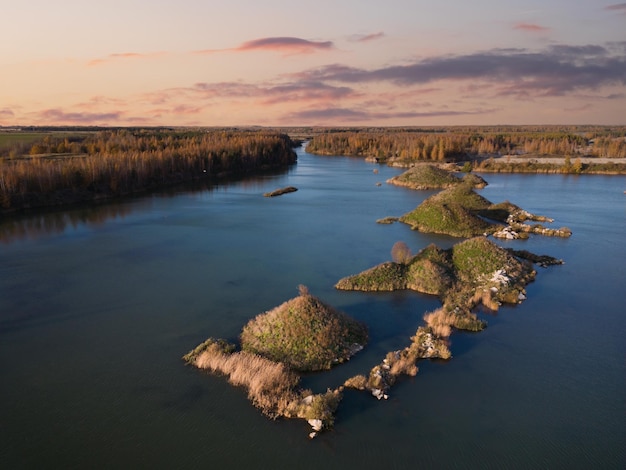 Natura delle isole estoni su un paesaggio lacustre ripreso da un drone al tramonto in autunno