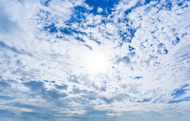 Natura di giorno di cielo nuvoloso