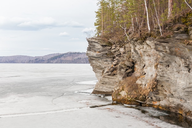 Natura di primavera. Ghiaccio che si scioglie su fiumi e laghi. Giornata di sole in Siberia.