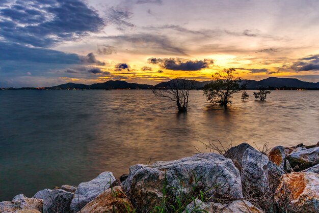 Natura di vista sul mare con il tramonto del cielo o alba e nuvola nella penombra