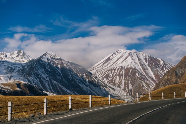 Natura e paesaggio magici, alte montagne coperte di neve bianca, tempo freddo