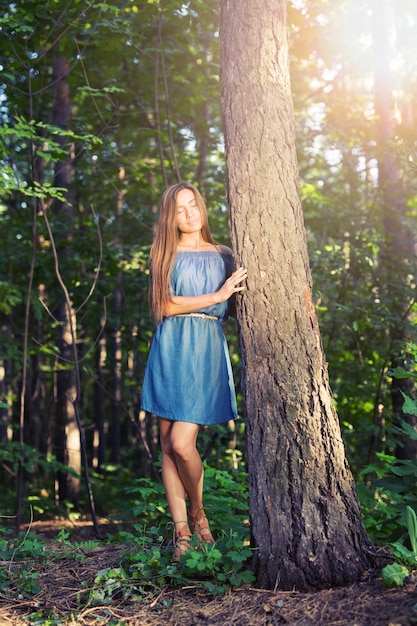 Natura, estate e concetto di persone - Ritratto di giovane donna romantica nella foresta.