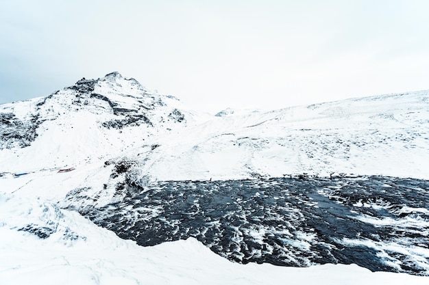 Natura maestosa dell'inverno Islanda Vista impressionante su Skogafoss Waterfal Skogafoss il luogo più famoso dell'Islanda