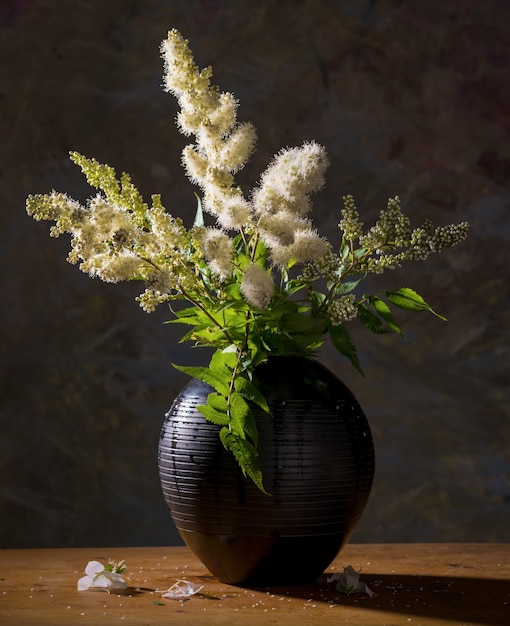Natura morta artistica con bellissimi fiori bianchi in vaso