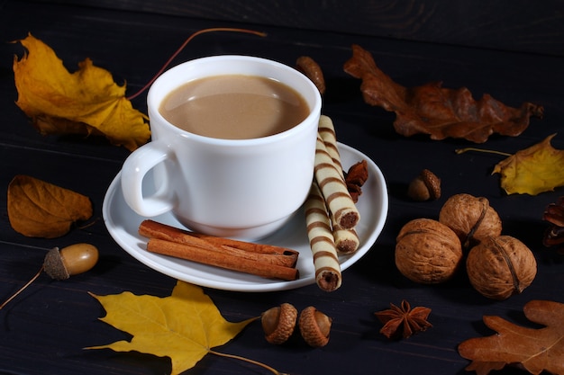 Natura morta autunnale di cappuccino, noci e dolci