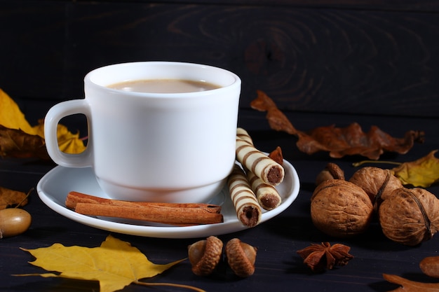 Natura morta autunnale di cappuccino, noci e dolci