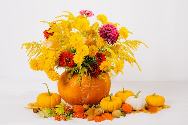 natura morta con bouquet di fiori in zucca arancione sul tavolo Decorazione per il giorno del Ringraziamento