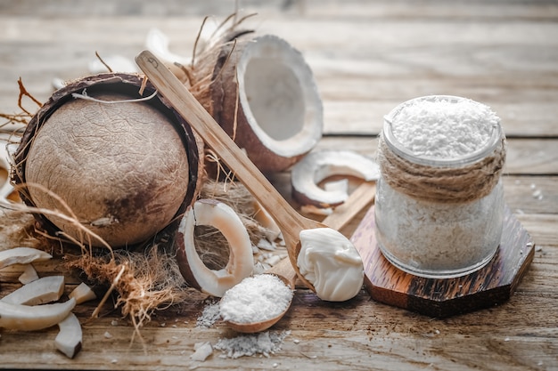 natura morta con cocco su un tavolo di legno