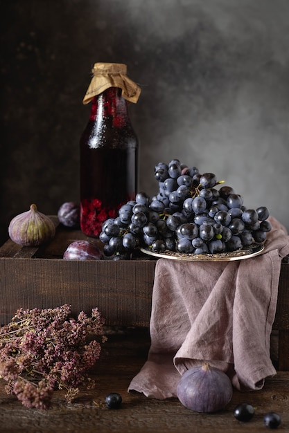 Natura morta con frutta fresca e succo di frutta