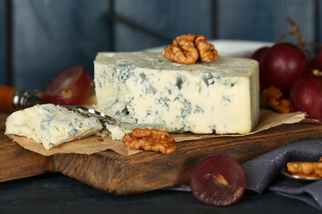 Natura morta con gustoso formaggio blu sul tavolo su sfondo di legno