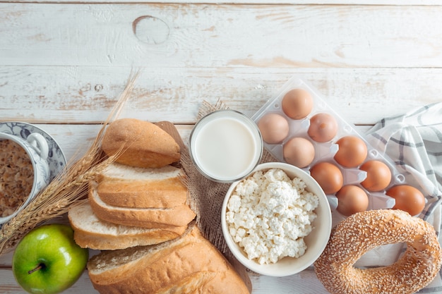 Natura morta con latticini, latte, uova, pane