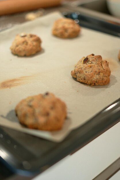 Natura morta con muffin al cioccolato con lo zucchero