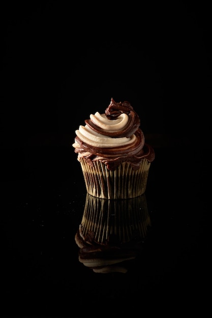 Natura morta con muffin al cioccolato con lo zucchero