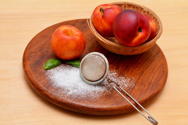 natura morta con nettarine di frutta in cucina pesche fresche sul tavolo di legno