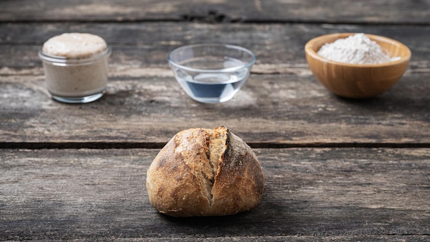 Natura morta con pane a lievitazione naturale fatto in casa