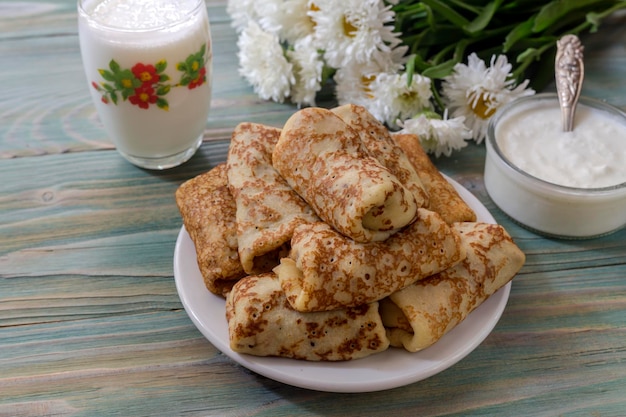 Natura morta con panna acida al kefir e deliziose frittelle con carne