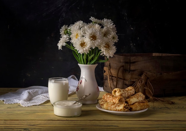 Natura morta con panna acida al kefir e deliziose frittelle con carne