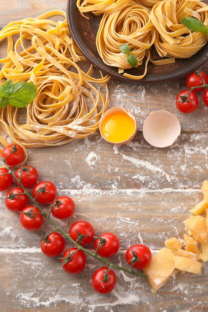 Natura morta con pasta fatta in casa cruda e ingredienti per la pasta