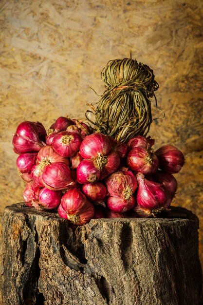 Natura morta con scalogni, cipolle rosse