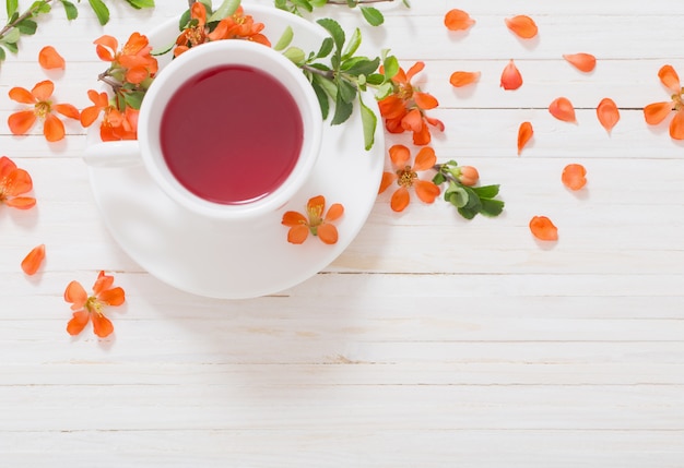 Natura morta con tazza di tè e fiori d'arancio