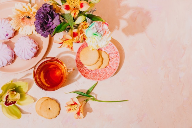 Natura morta con tè e fiori. Cartolina per la festa della donna