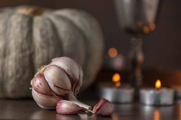 Natura morta con testa d'aglio zucca calice e candele immagine di hallowen