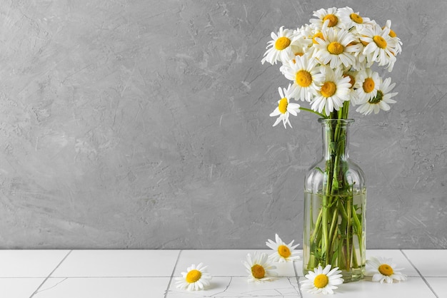 Natura morta con un bel bouquet di fiori di camomilla bianchi su sfondo grigio vacanza o matrimonio