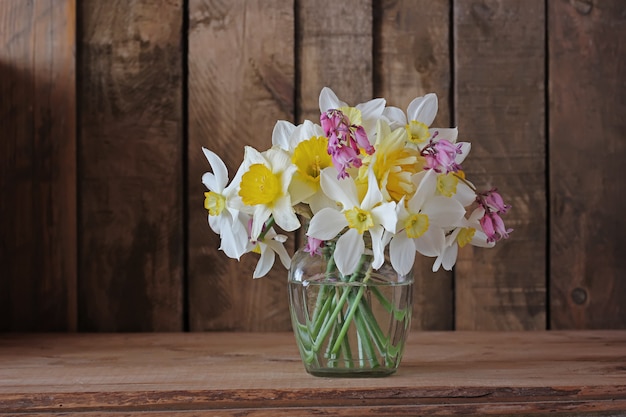 Natura morta con un piccolo bouquet di narcisi.