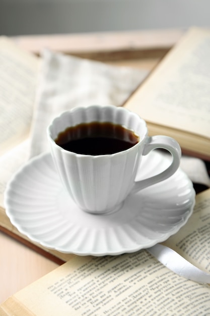 Natura morta con una tazza di caffè e libri, da vicino