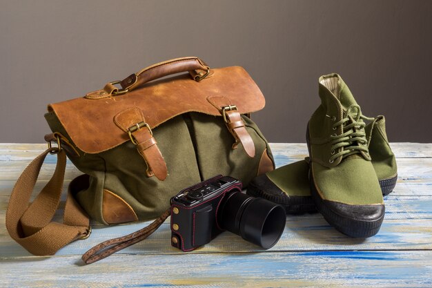 Natura morta con uomo casual, borsa, scarpe, portafoglio e macchina fotografica