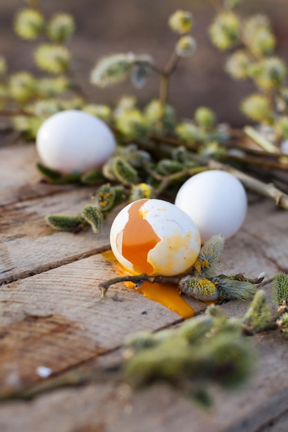Natura morta con uova di gallina bianche fresche su fondo di legno