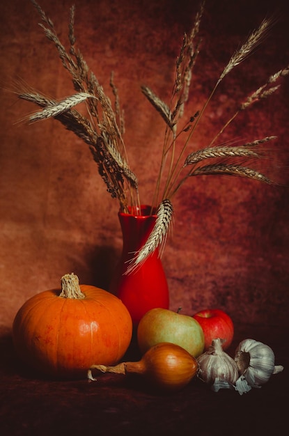 natura morta con zucca e vaso